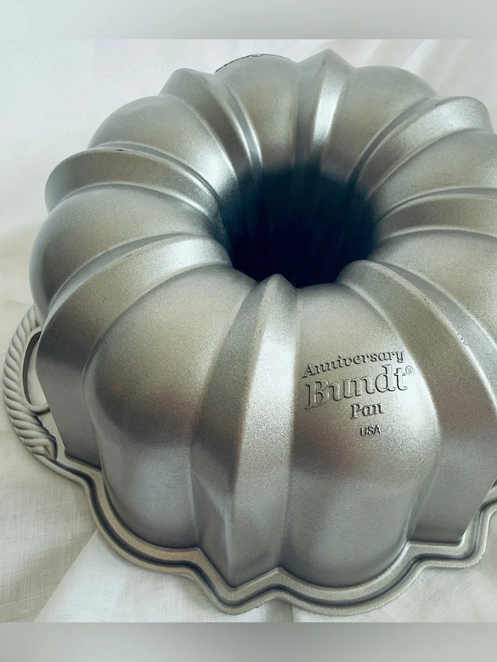 Nordic Ware ProfGrade 60th Anniversary Cast Aluminum Silver/Gold Bundt Pan 50037